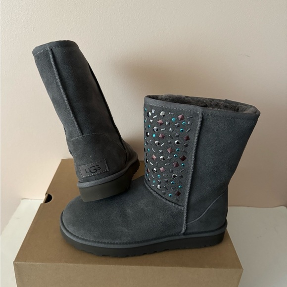 UGG short suede sheepskin stud II boot. Size: 8, 9 - Picture 14 of 15